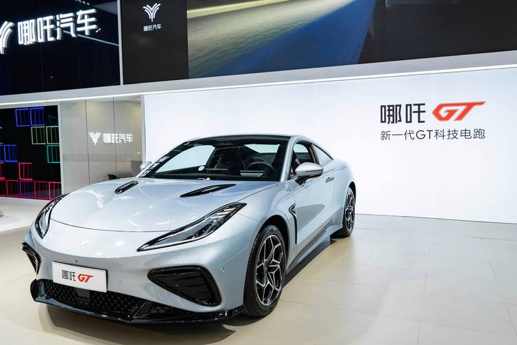 广州292哪吒汽车在智能汽车领域的表现，领途汽车在新能源汽车市场中的影响力